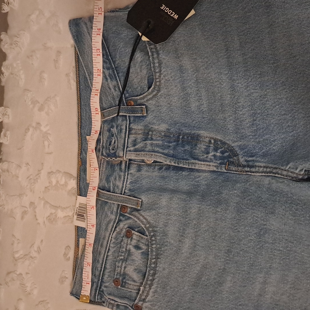 High Rise Levi's Demin - Picture 6 of 8